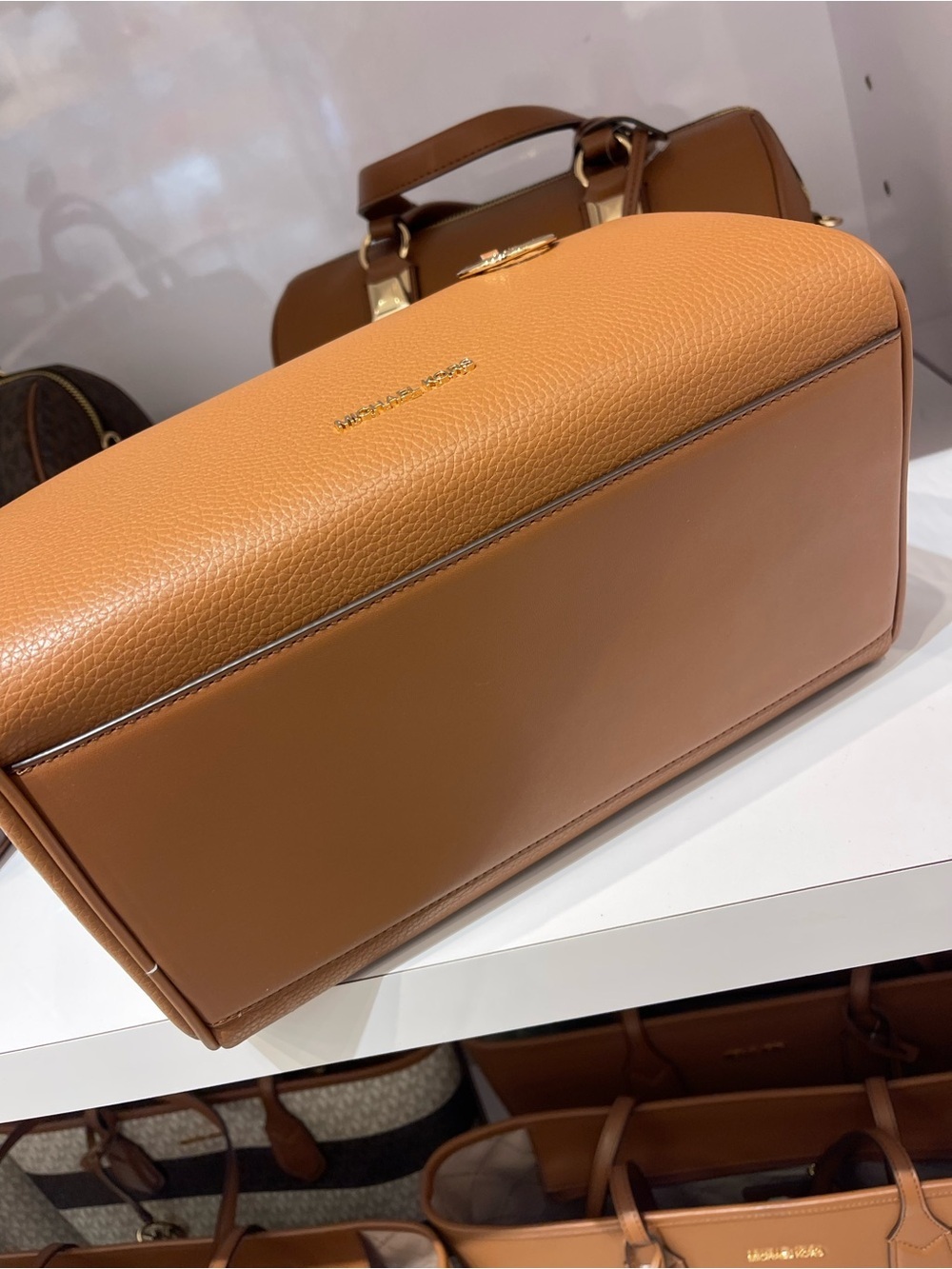 MICHAEL KORS Grayson Medium Pebbled Leather Duffel Bag
Luggage
NWT - Picture 9 of 12